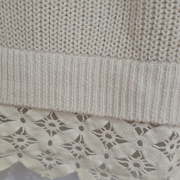 Oversize knit with lace bottom details - Picture 5 of 6